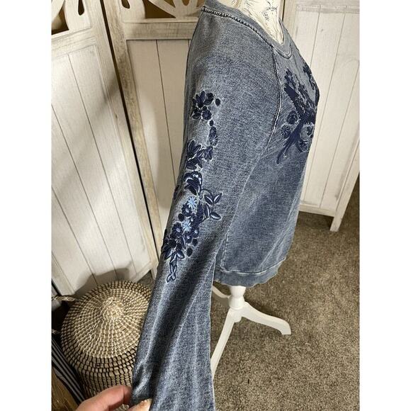 Max Jeans Size Medium Embroidered Pullover Sweater Blue Crew Neck - Picture 2 of 7